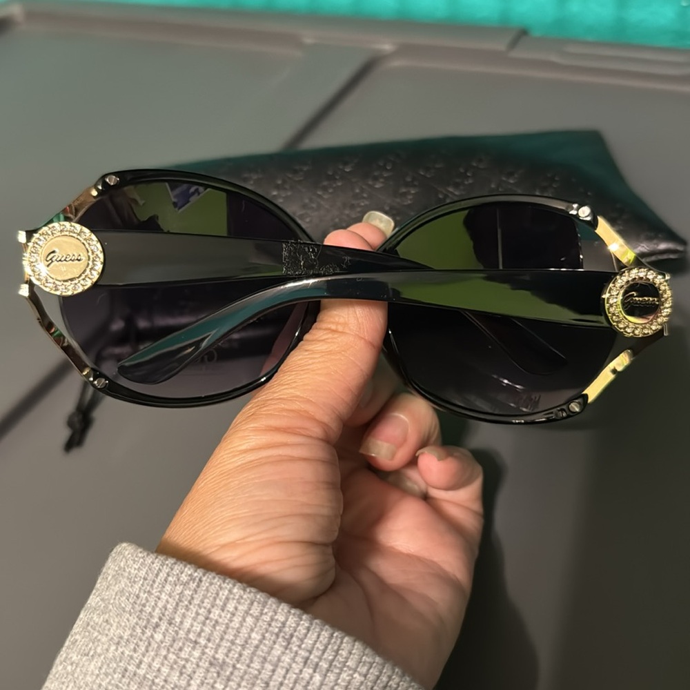Brand new Guess Sunglasses - Picture 2 of 3